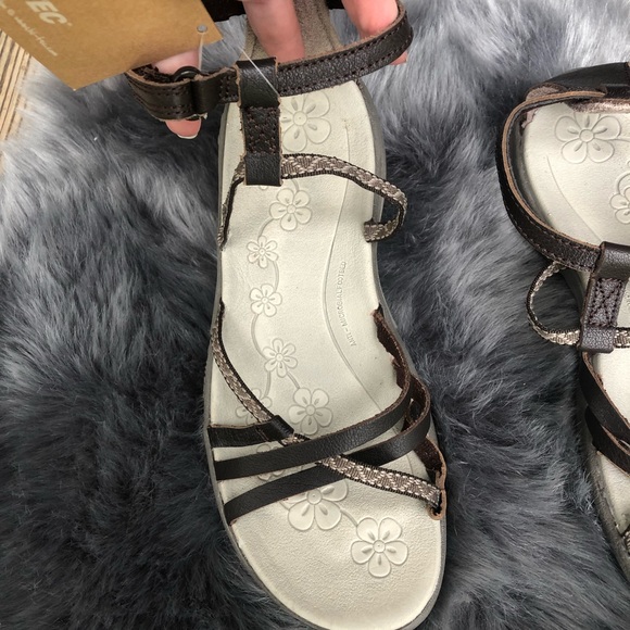 Hi-Tec Sandal, Size 8 - Picture 3 of 8